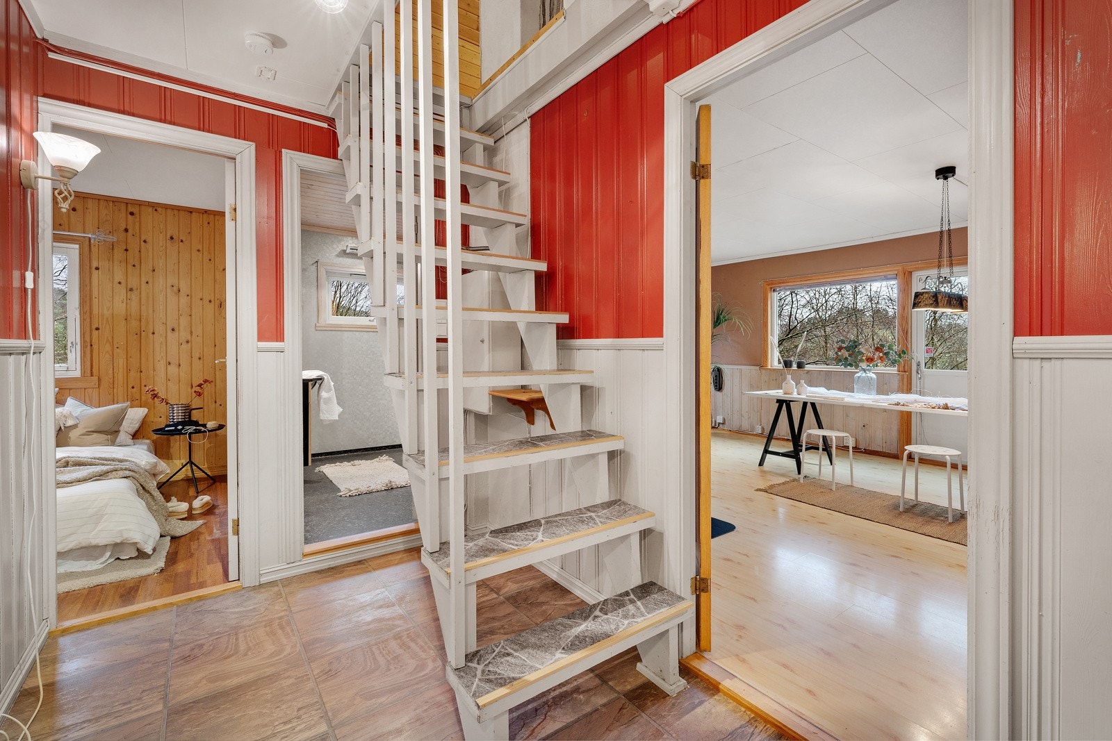 Gang med trapp til loft Galleribilde