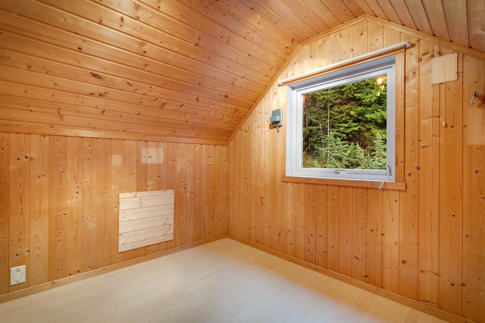 Selger har brukt to rom på loftet som soverom i alle år. (Foreligger ikke dokumentasjon på godkjenning) Galleribilde