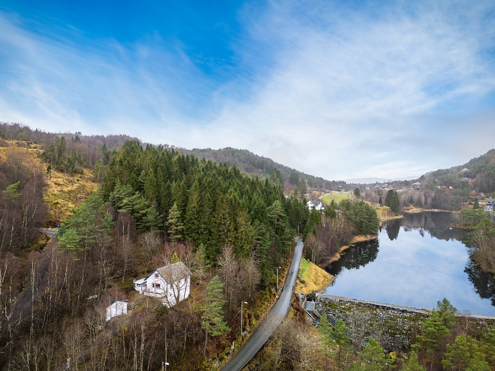 Idyllisk beliggenhet i naturskjønne omgivelser Galleribilde