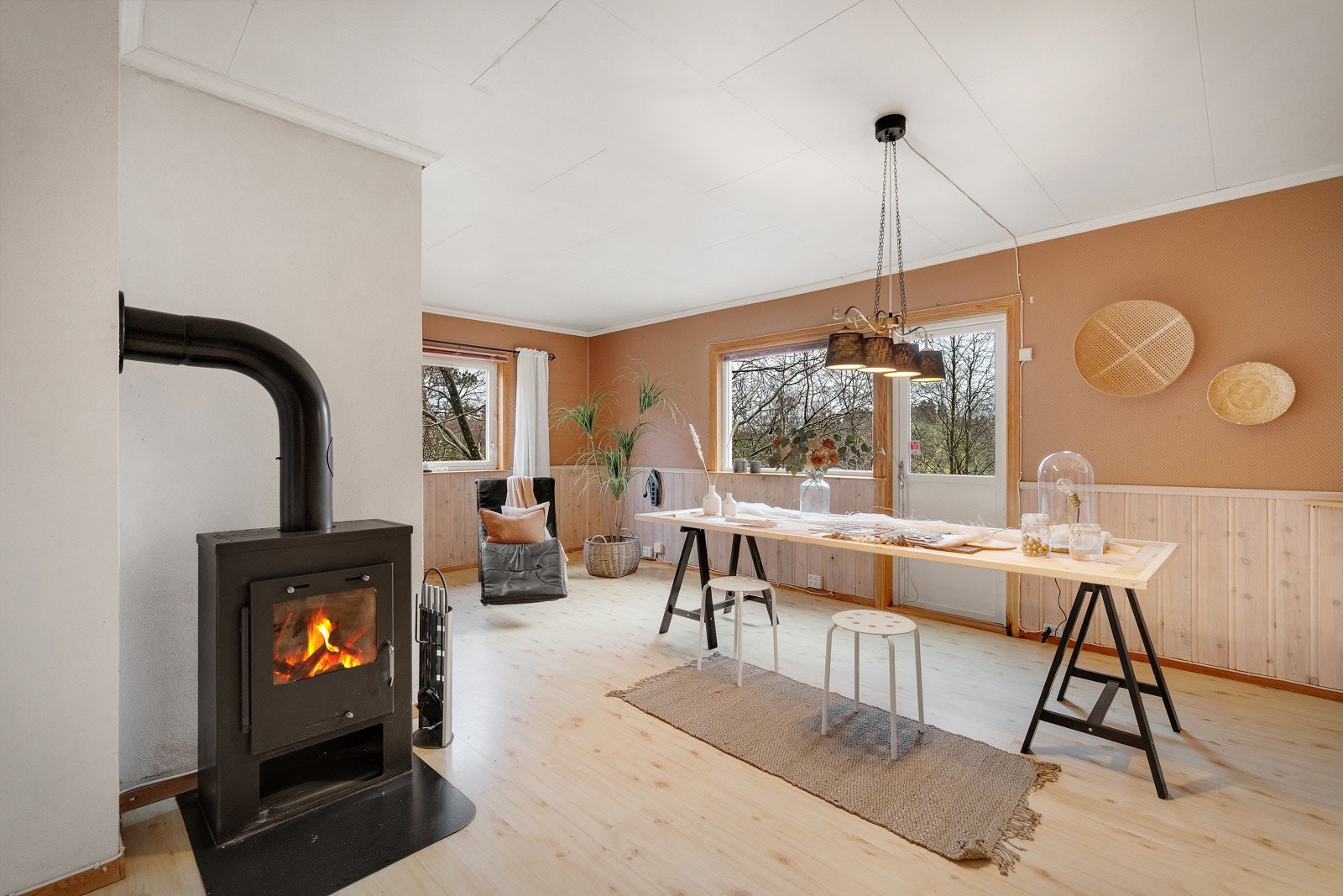 Stue med peisovn og utgang til balkong Galleribilde