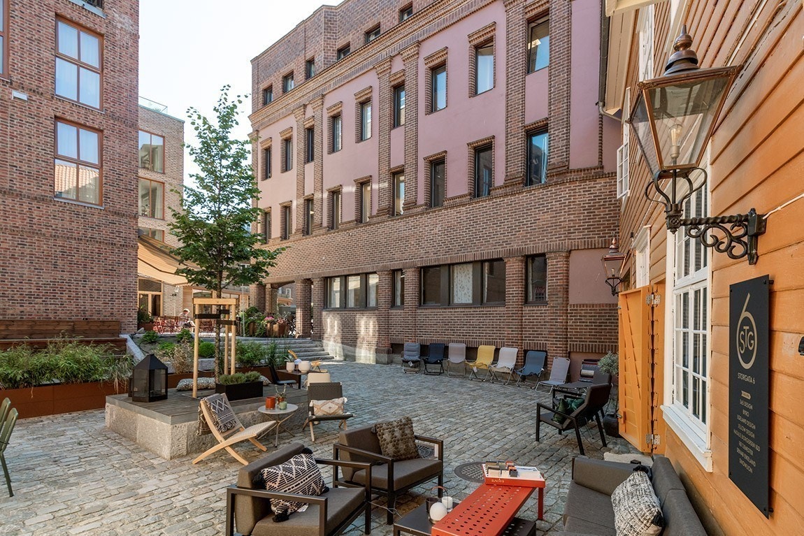Lokalet har også flere vinduer ut mot hyggelig bakgård hos nabo. Galleribilde