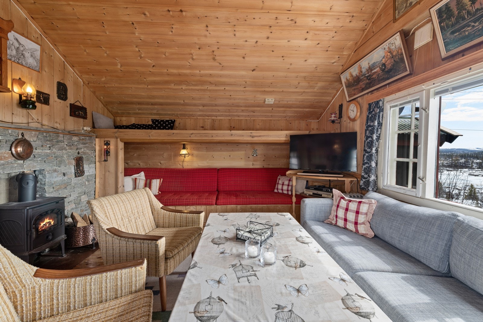 Innebyggd sofa med hylle over Galleribilde