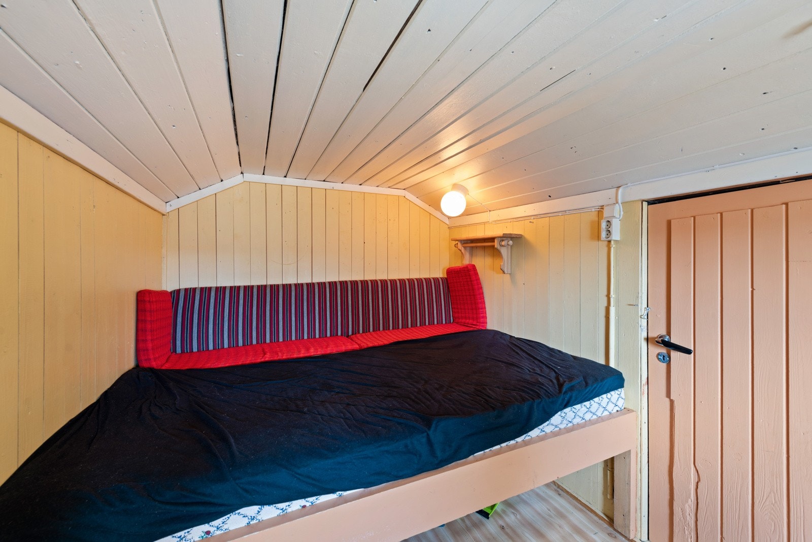 Soverom i et av utehusene Galleribilde