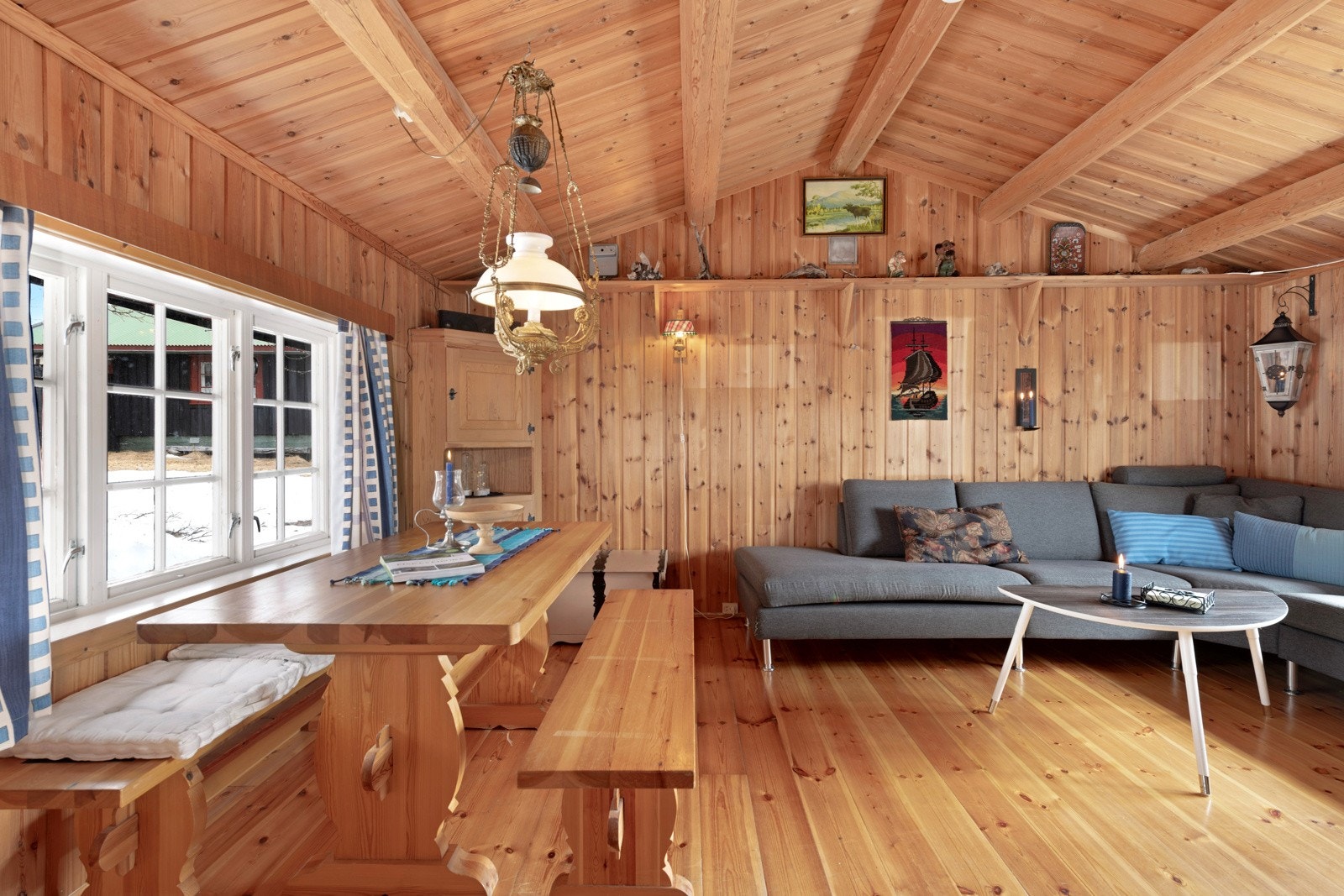 Annekset gir den gode hyttefølelsen under røstet himling med synlig tømmeråser Galleribilde