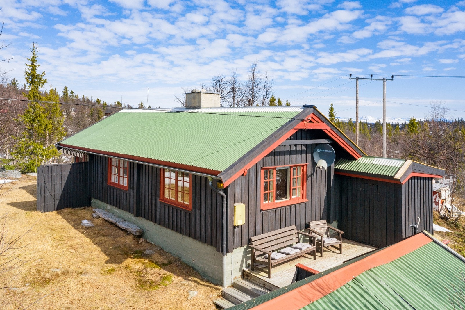 Eiendommen har flere lune sittekroker for å nyte den lange solgangen Galleribilde
