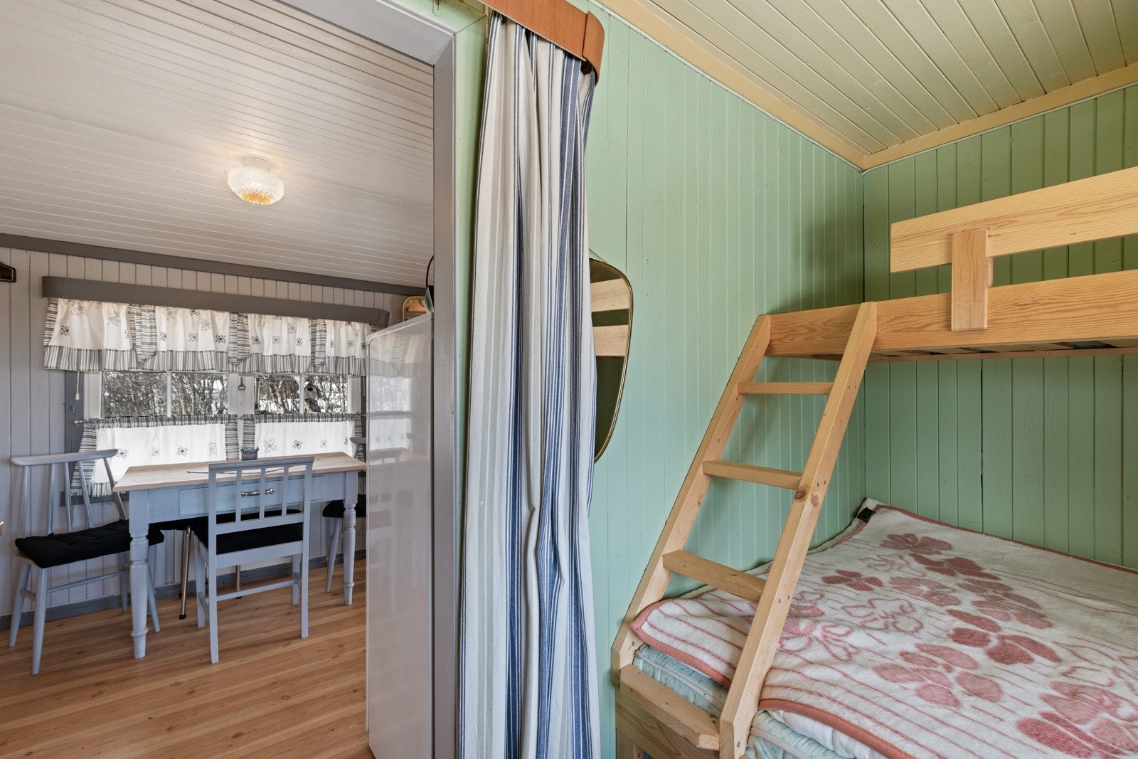 Soverom med plass til familiekøye og skap Galleribilde