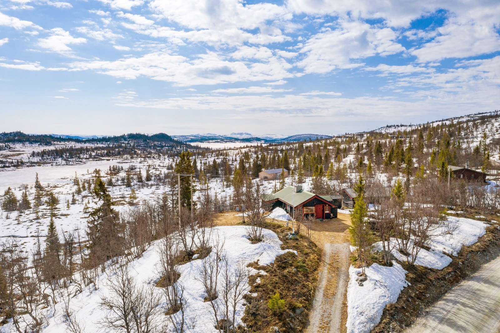 Eiendommen ligger høyt og fritt med flott utsikt Galleribilde