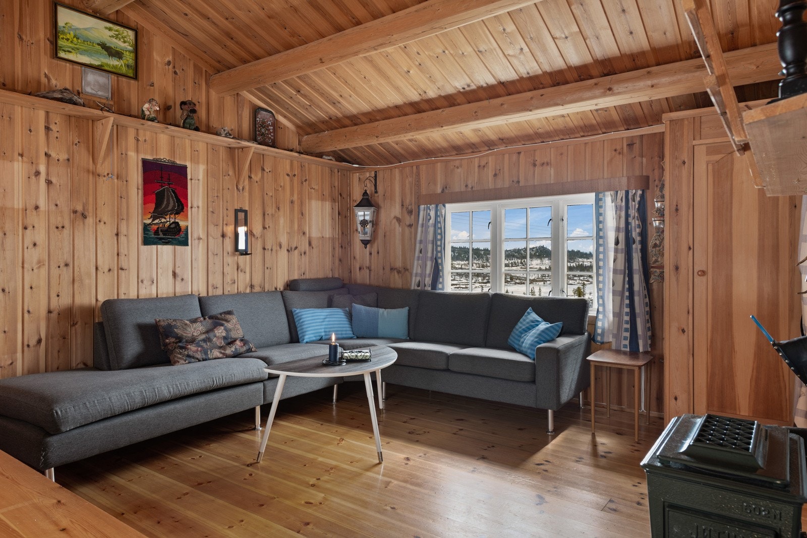 Koselig stue med plass til en sittegruppe og spisegruppe Galleribilde