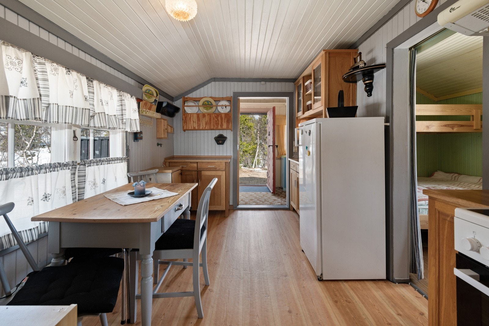 Kjøkken i hovedhytte. Hytta har innlagt strøm Galleribilde