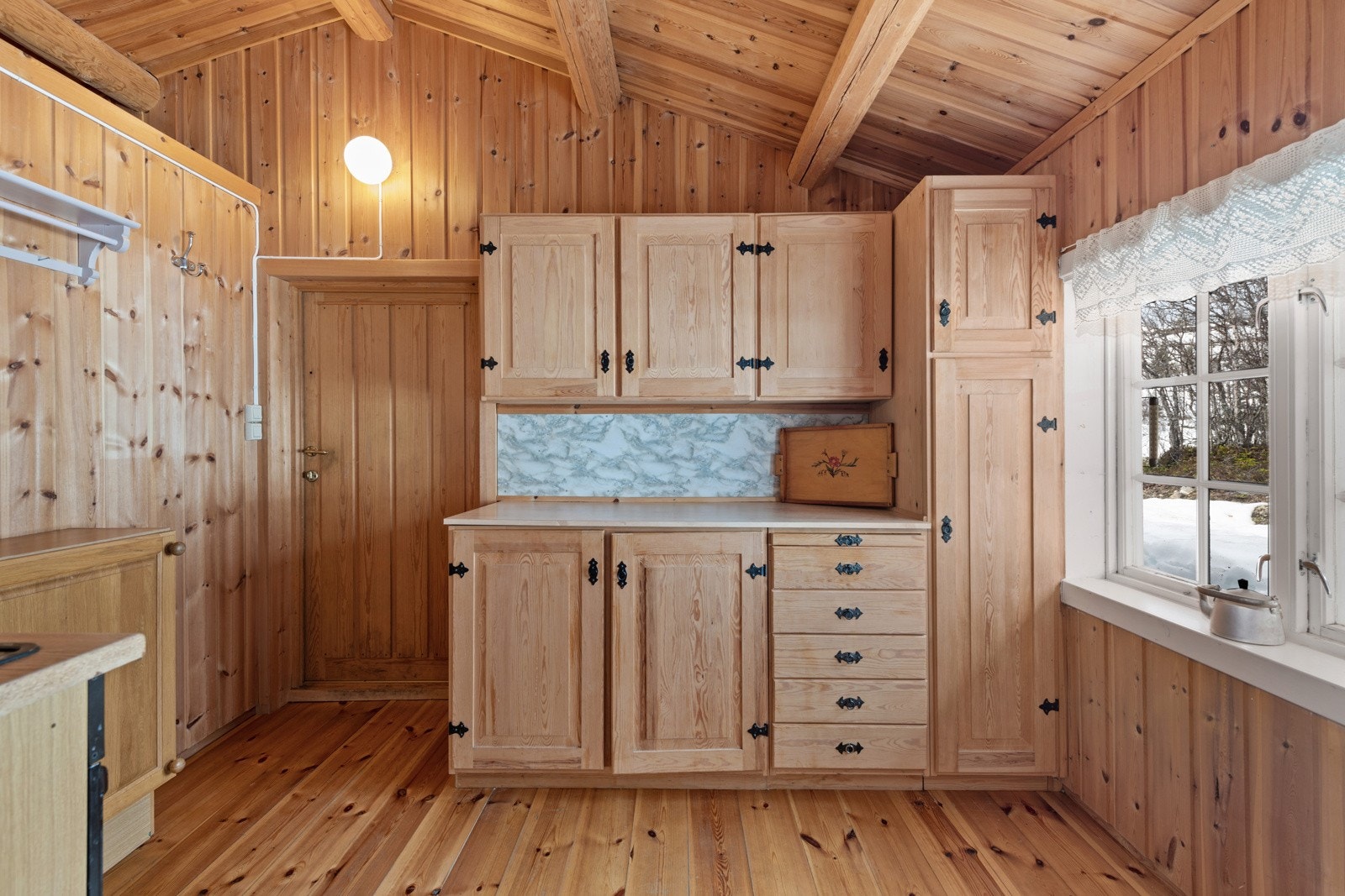 Fint kjøkken i heltre med god med bank og skapplass Galleribilde