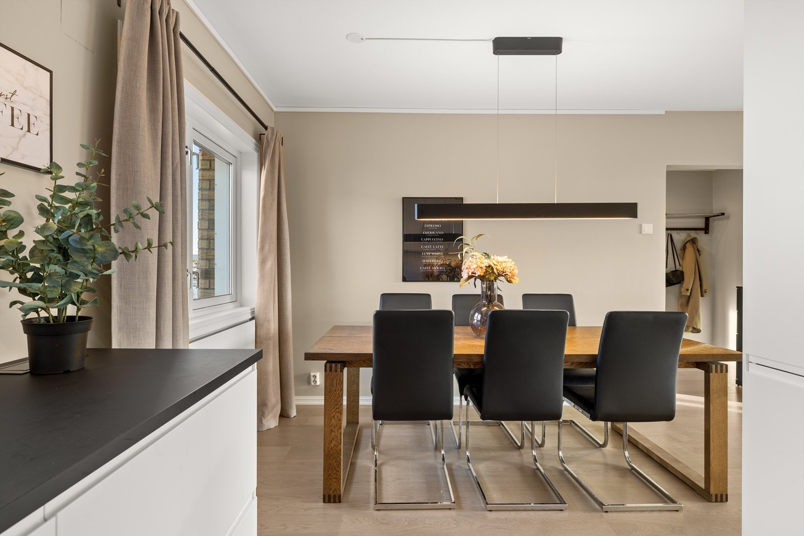 Åpen og sosial løsning med god plass til middagsgjester Galleribilde