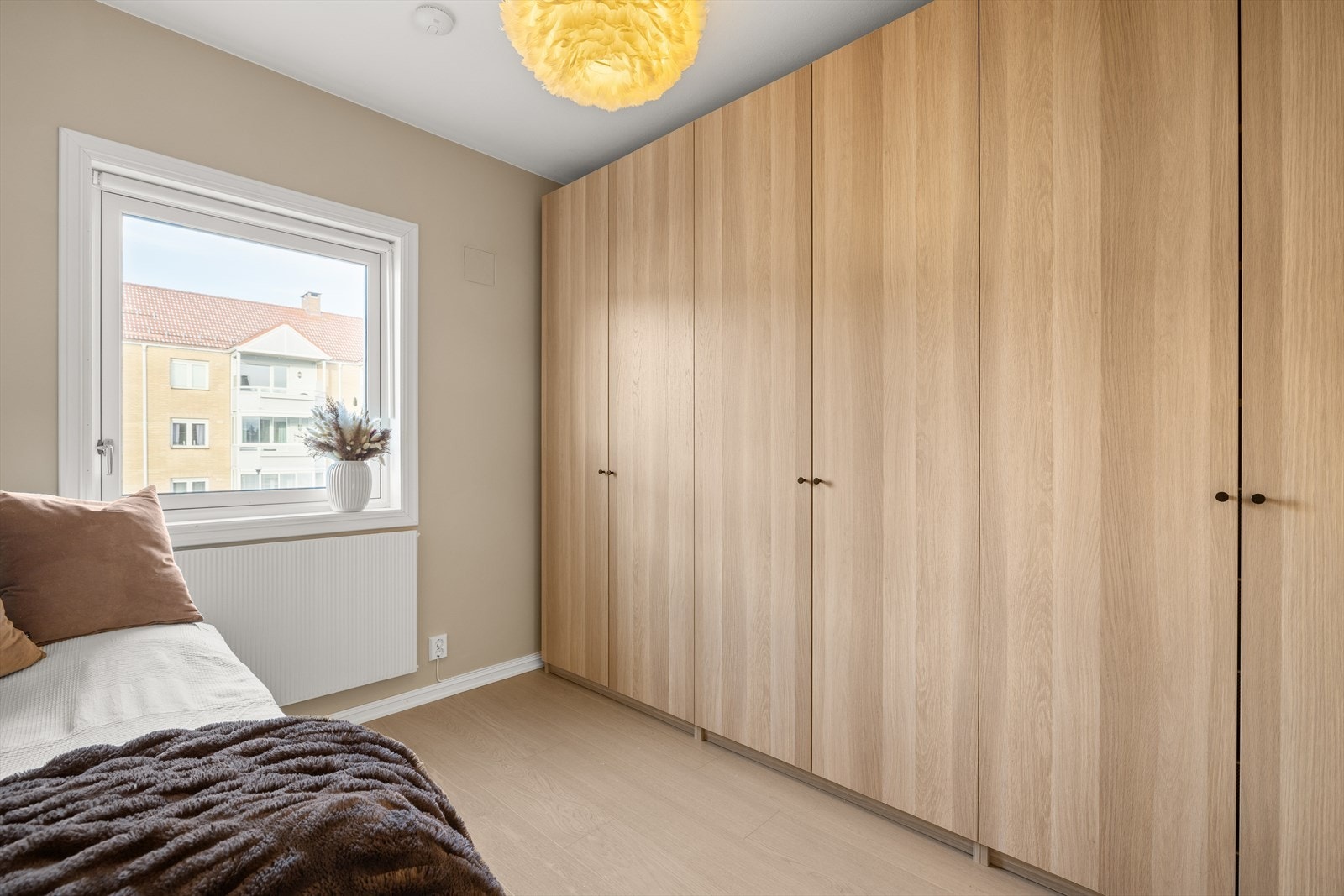 Medfølgende garderobeskap med mye oppbevaringsplass Galleribilde