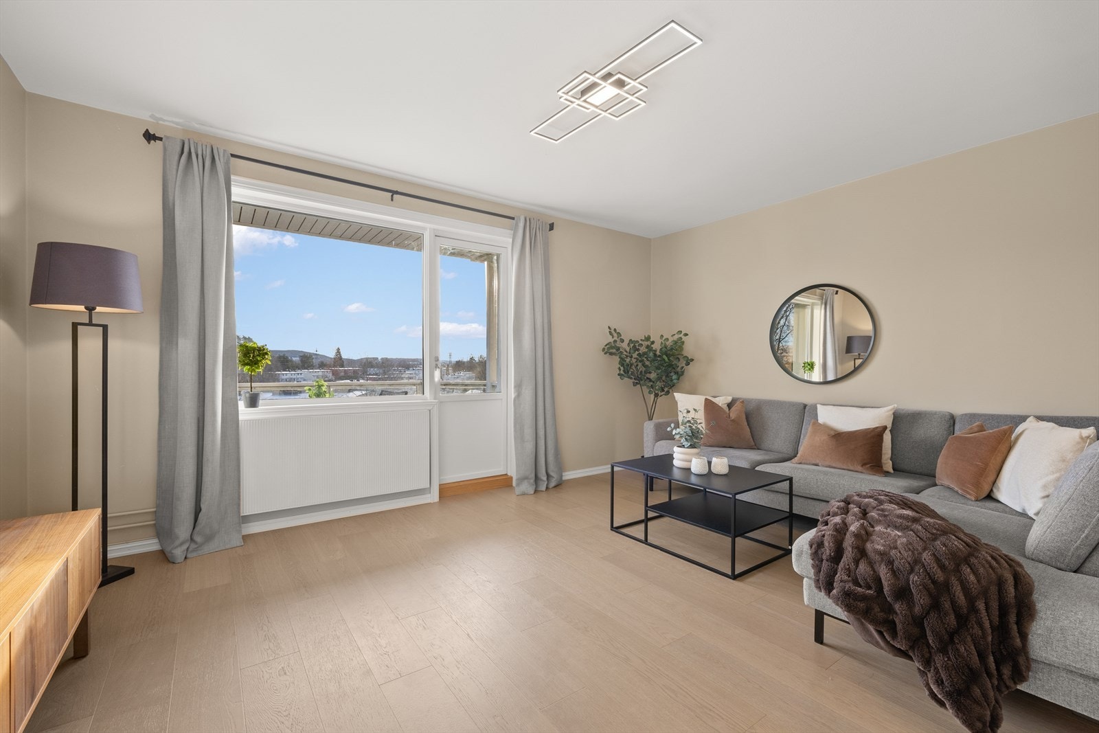 Gjennomgående planløsning og store vindusflater gir gode lys- og solforhold Galleribilde