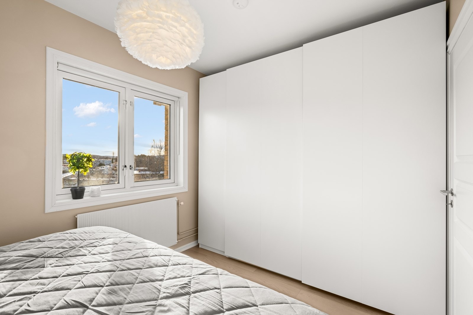 Praktisk skyvedørsgarderobe med mye oppbevaringsplass Galleribilde