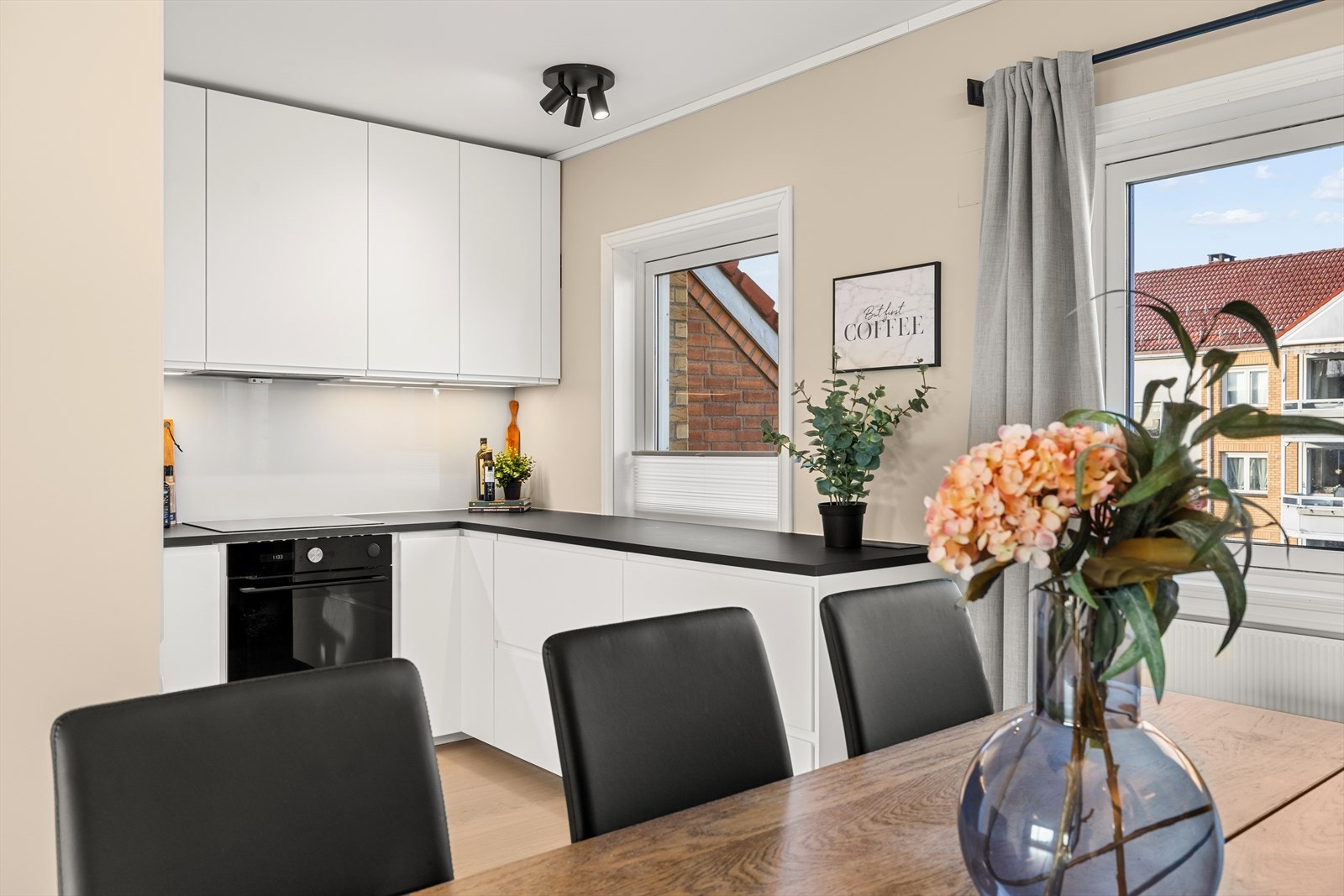 Lekkert og tidløst kjøkken fra 2022 Galleribilde