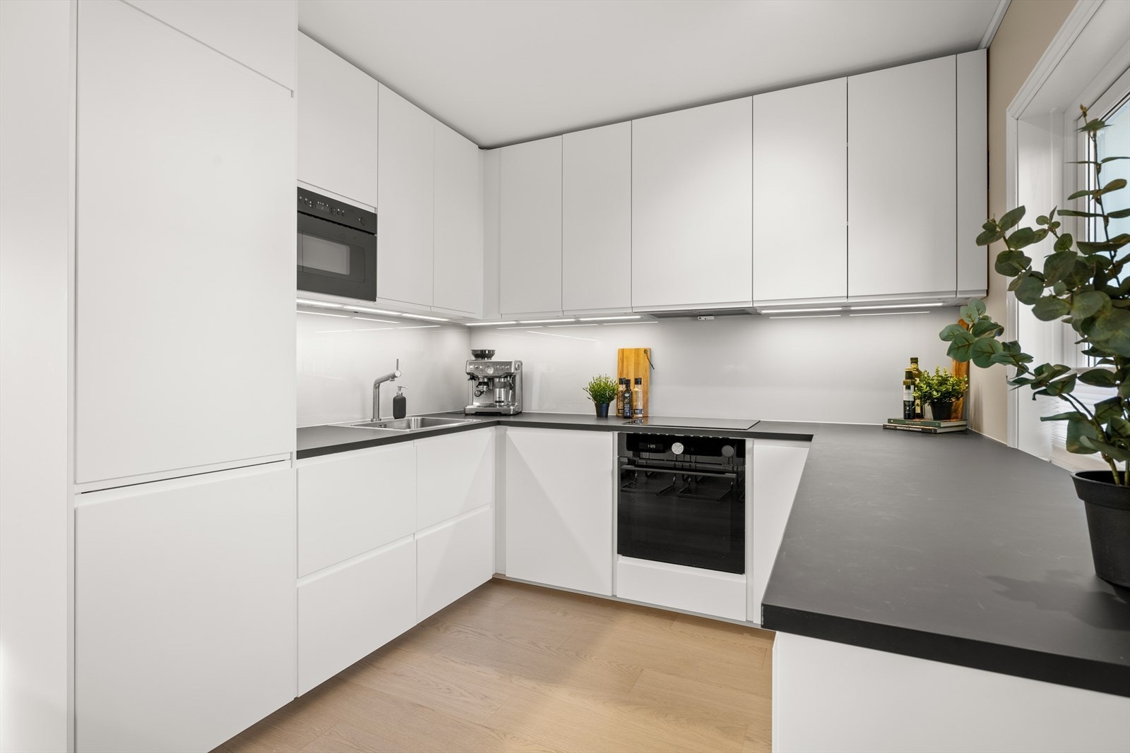 Kjøkkenet er blant annet utstyrt med platetopp, ventilator, kjøl/fryseskap, ovn, oppvaskmaskin, komfyrvakt og waterguard Galleribilde