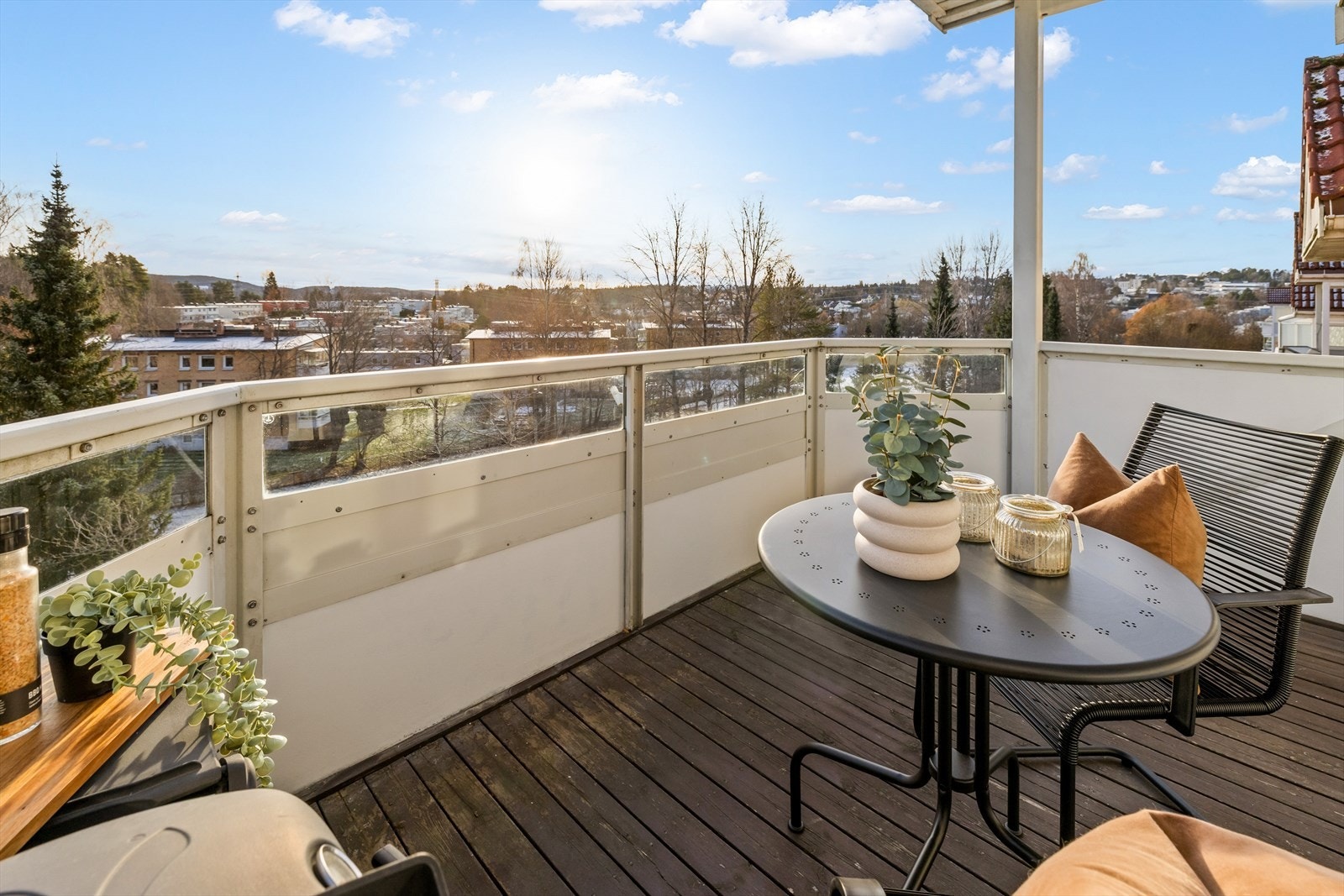 Flott utsikt over nærområdet, balkongen er vendt mot fellesområder Galleribilde