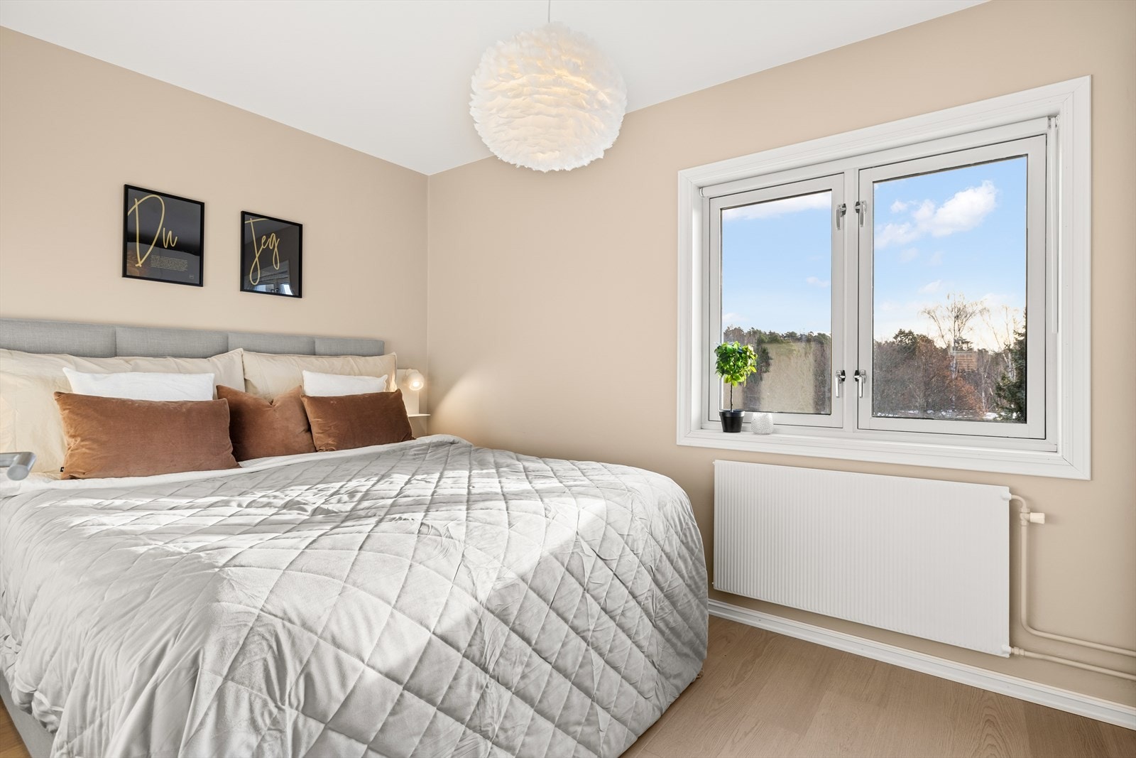 Hovedsoverommet | Her er det god plass til en stor dobbeltseng med tilhørende nattbord Galleribilde