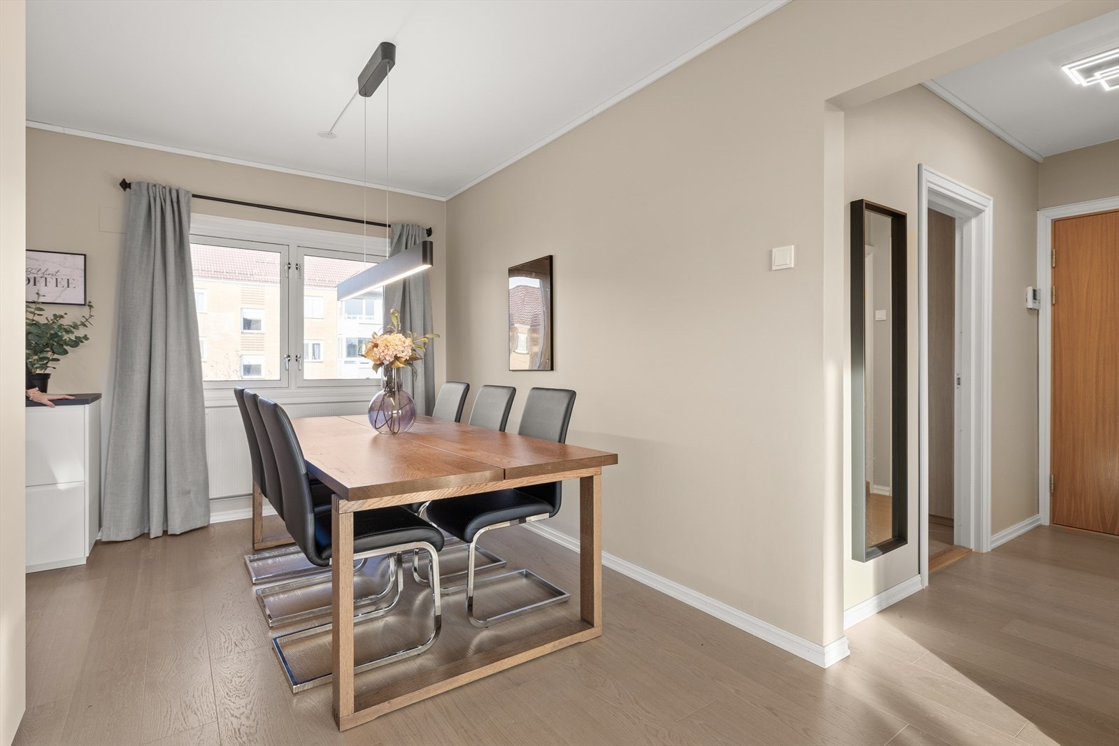 Åpen stue- og kjøkkenløsning med god plass til flere sittegrupper og soner Galleribilde