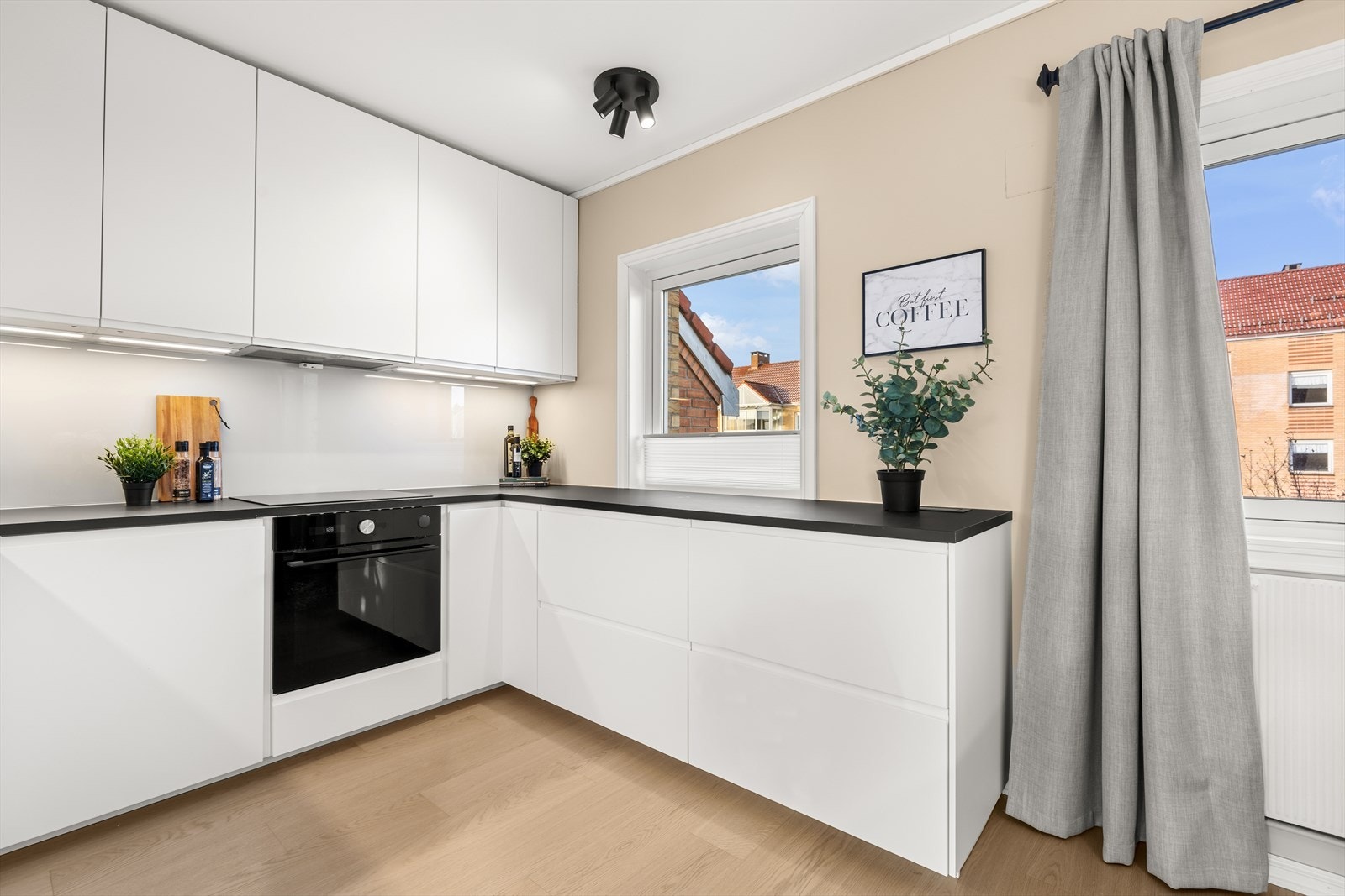 Kjøkkenet har flotte farge- og materialvalg, samt integrerte hvitevarer av god kvalitet Galleribilde