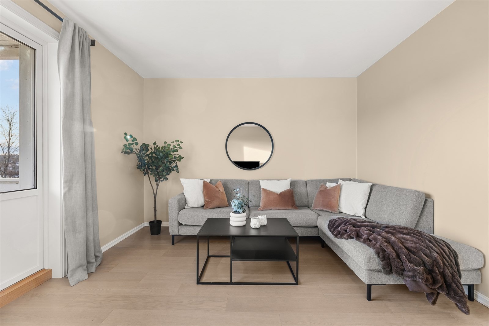 Leiligheten ble malt i 2022 og 2024 med delikate og lune farger Galleribilde