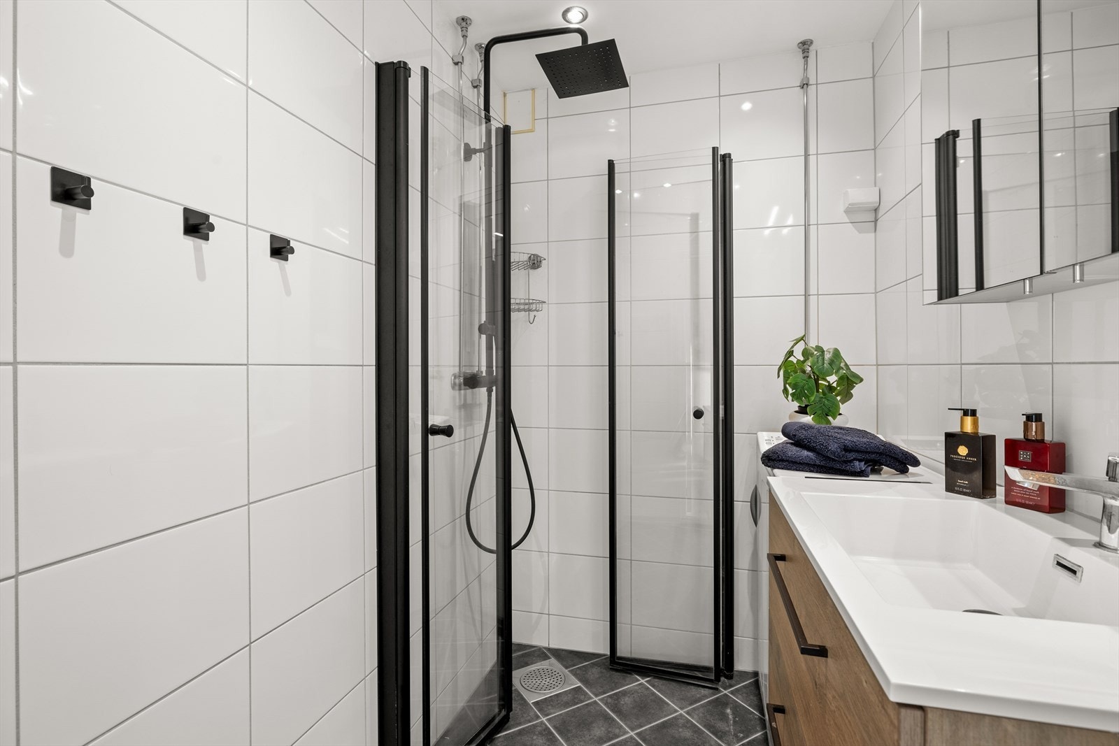 Lyst flislagt baderom fra 2010 i regi av borettslaget Galleribilde