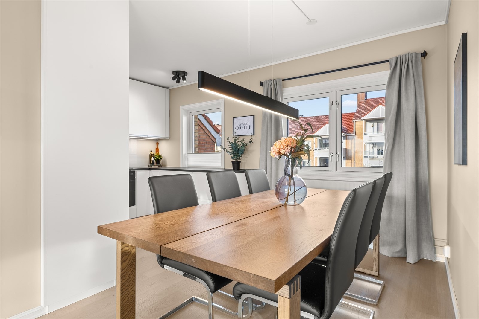 Ved kjøkkenet er det fin plass til en spisegruppe Galleribilde