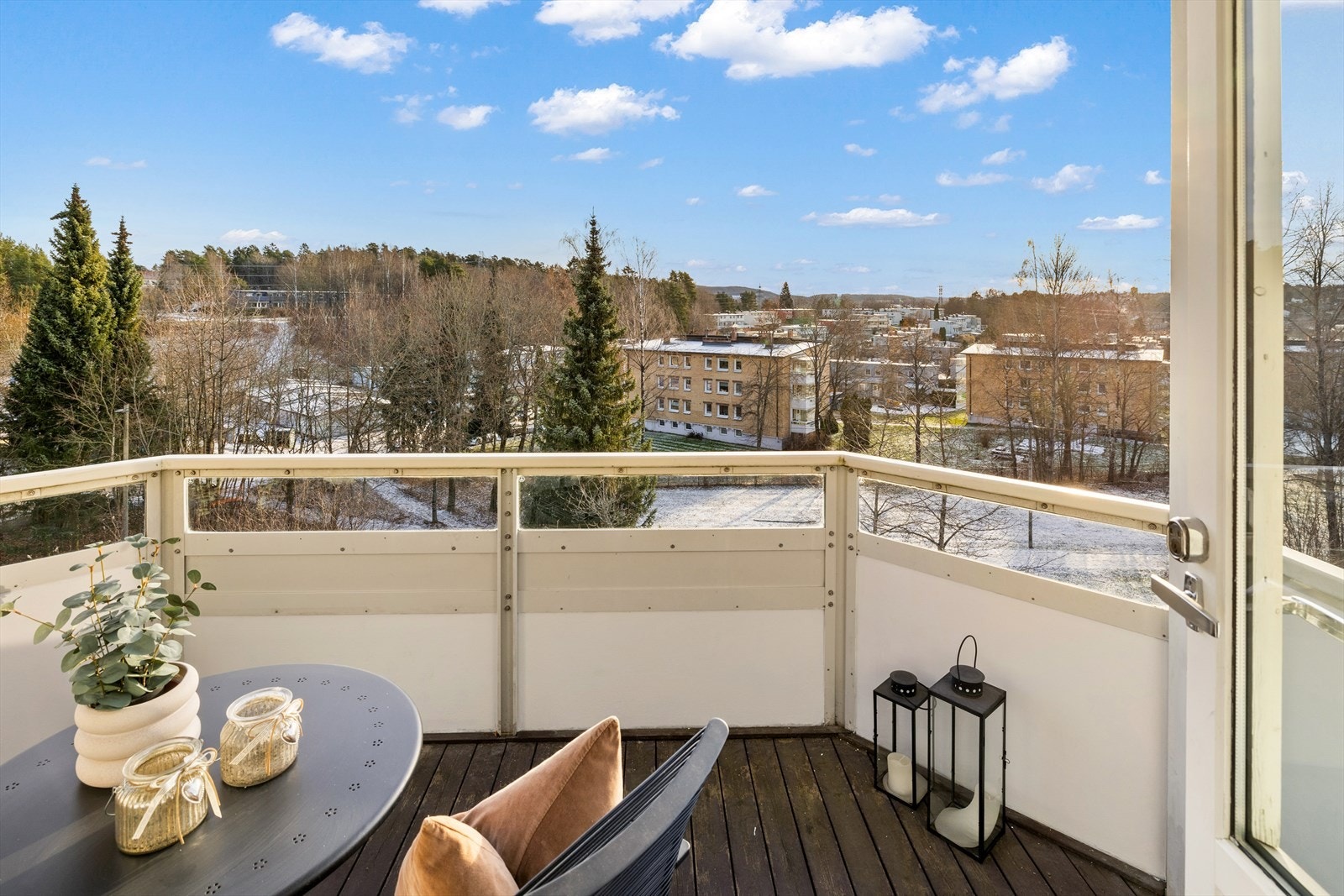 Fra stue er det utgang til sør-østvendt balkong på ca. 7 kvm Galleribilde