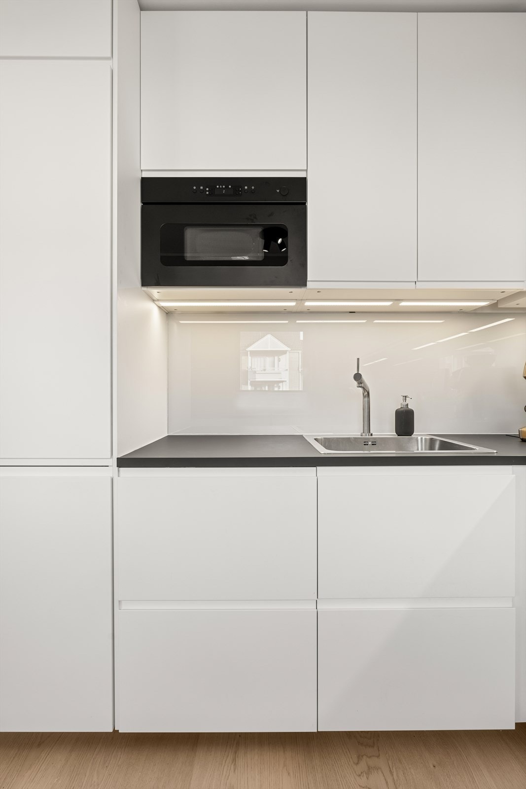 Rikelig med oppbevaringsplass i over- og underskap Galleribilde