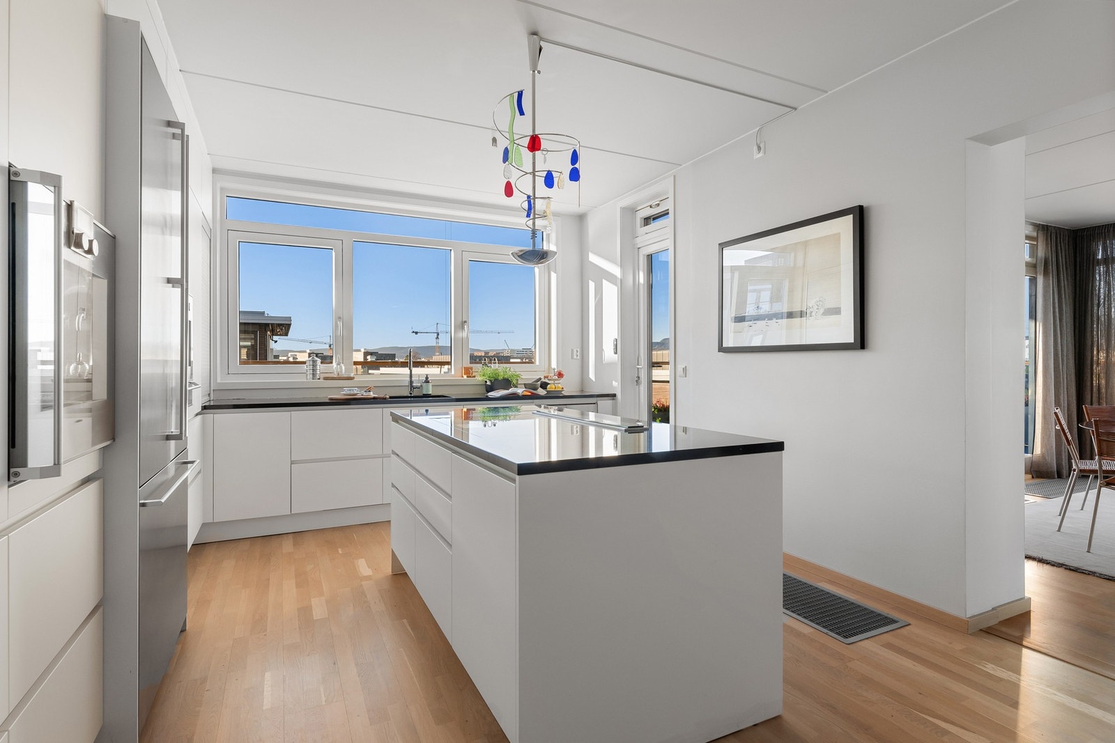 Rikelig med skap- og benkeplass. Galleribilde