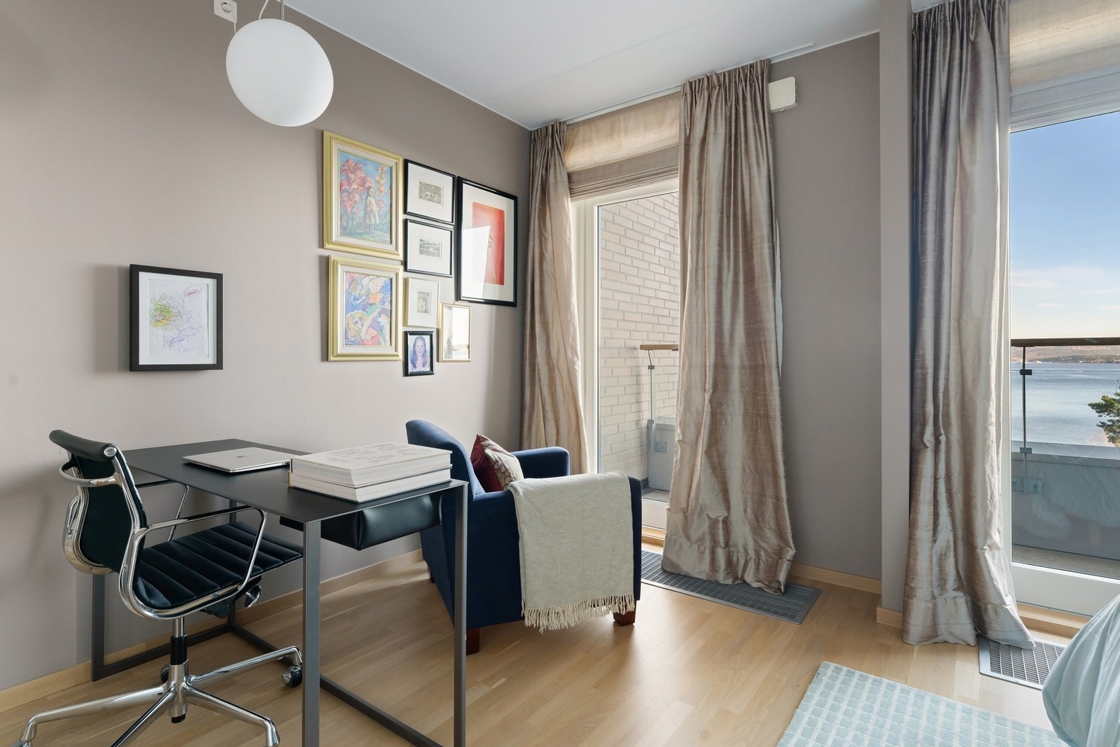 Dette rommet var opprinnelig to soverom, men gjort om til et stort. Galleribilde