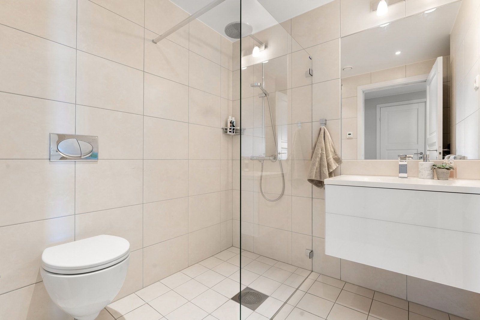 Det er to delikate bad i leiligheten. Det er opplegg for vaskemaskin. Galleribilde