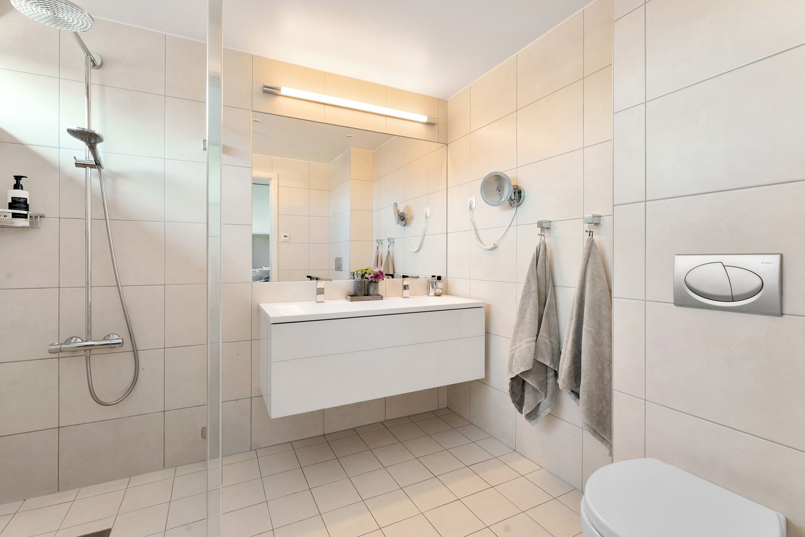 Delikat, flislagt bad tilknyttet hovedsoverommet. Galleribilde