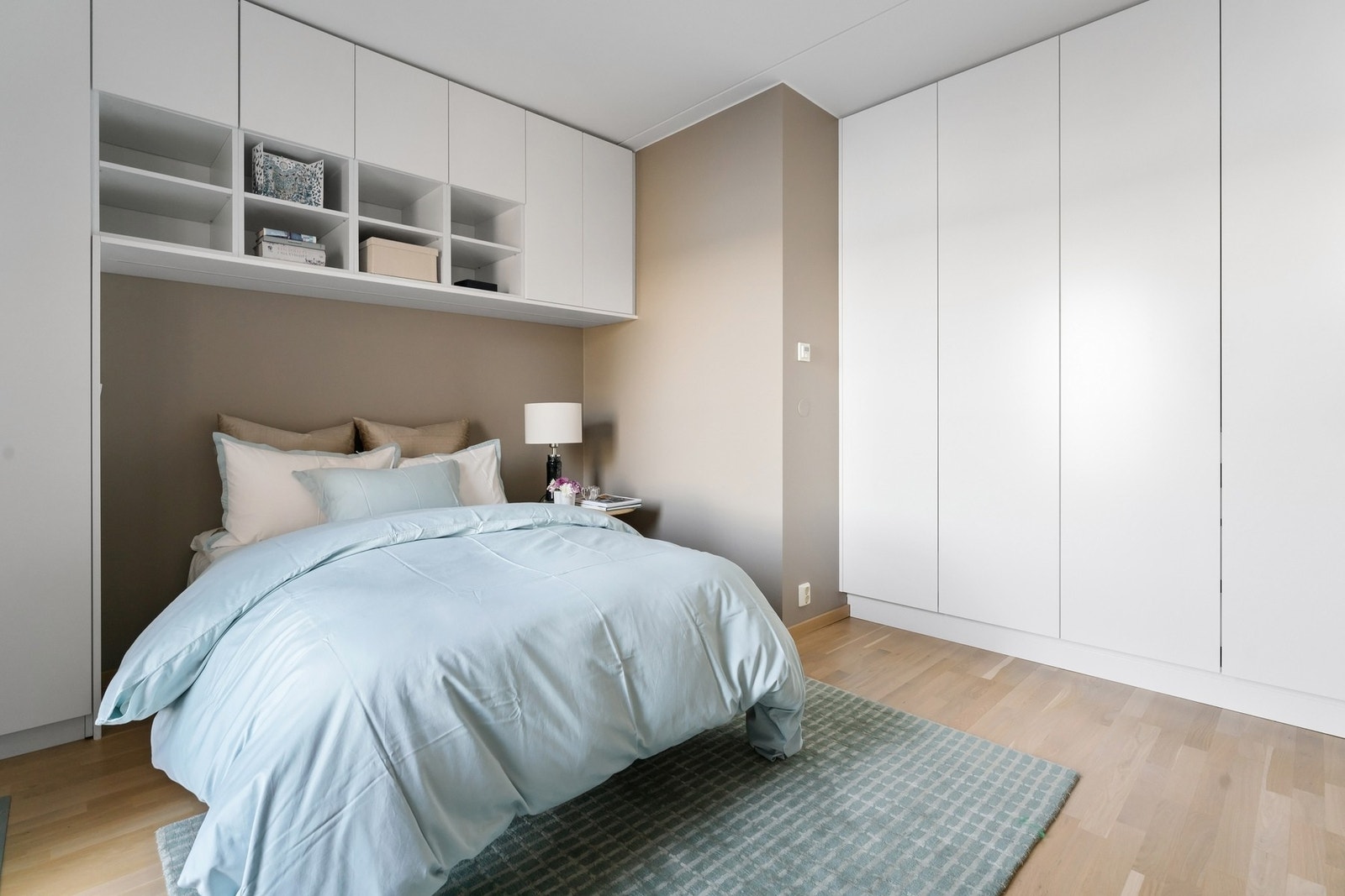 Gjesterommet med god garderobeplass. Galleribilde