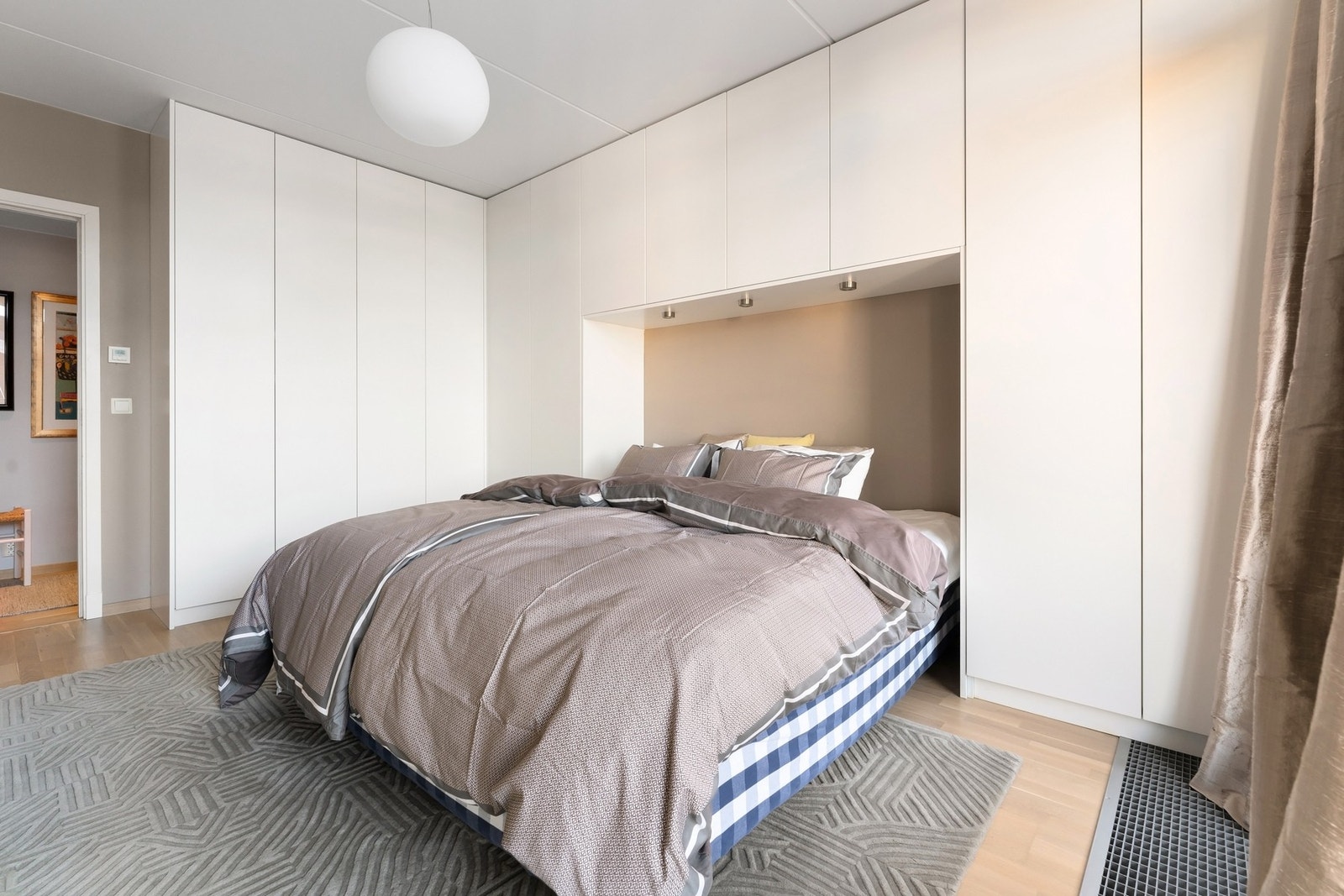 Praktisk garderobeløsning som er bygd rundt sengen. Galleribilde