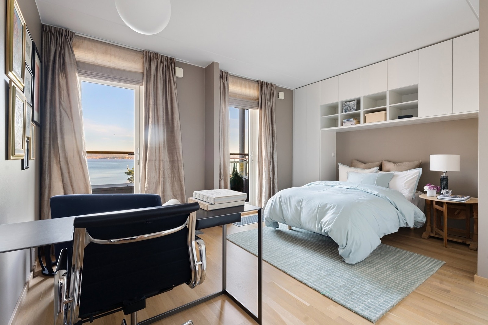 Gjesterom med utgang til balkong. Galleribilde