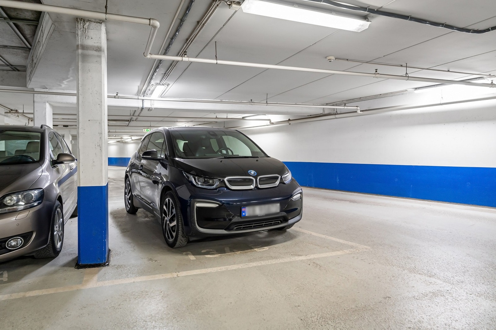 2 garasjeplasser i oppvarmet anlegg. Heis rett ned fra leiligheten. Galleribilde