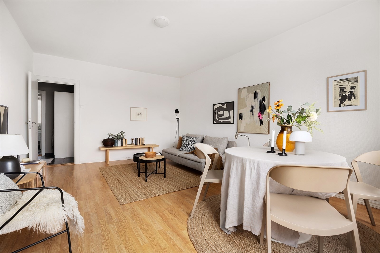 Den romslige stuen har god plass for sofagruppe, spisebord og annet møblement Galleribilde