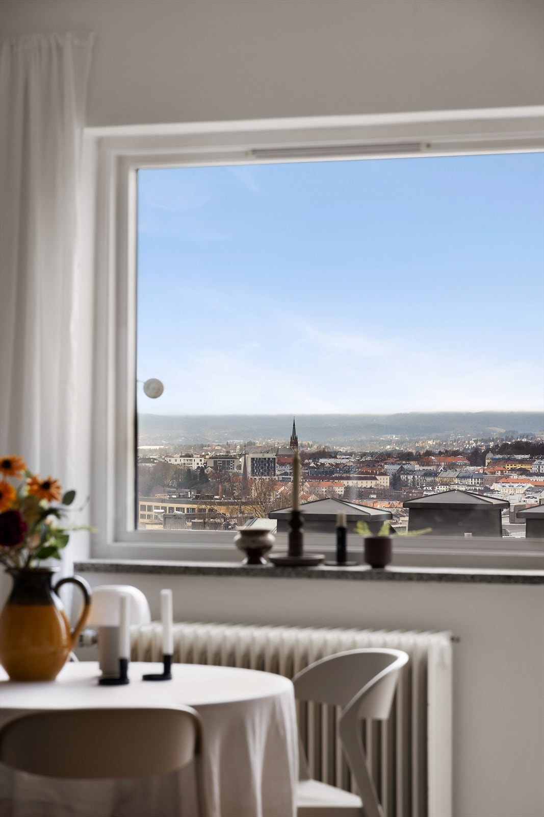 Leiligheten har en god takhøyde og store vindusflater som sørger for gode innvendige lysforhold Galleribilde