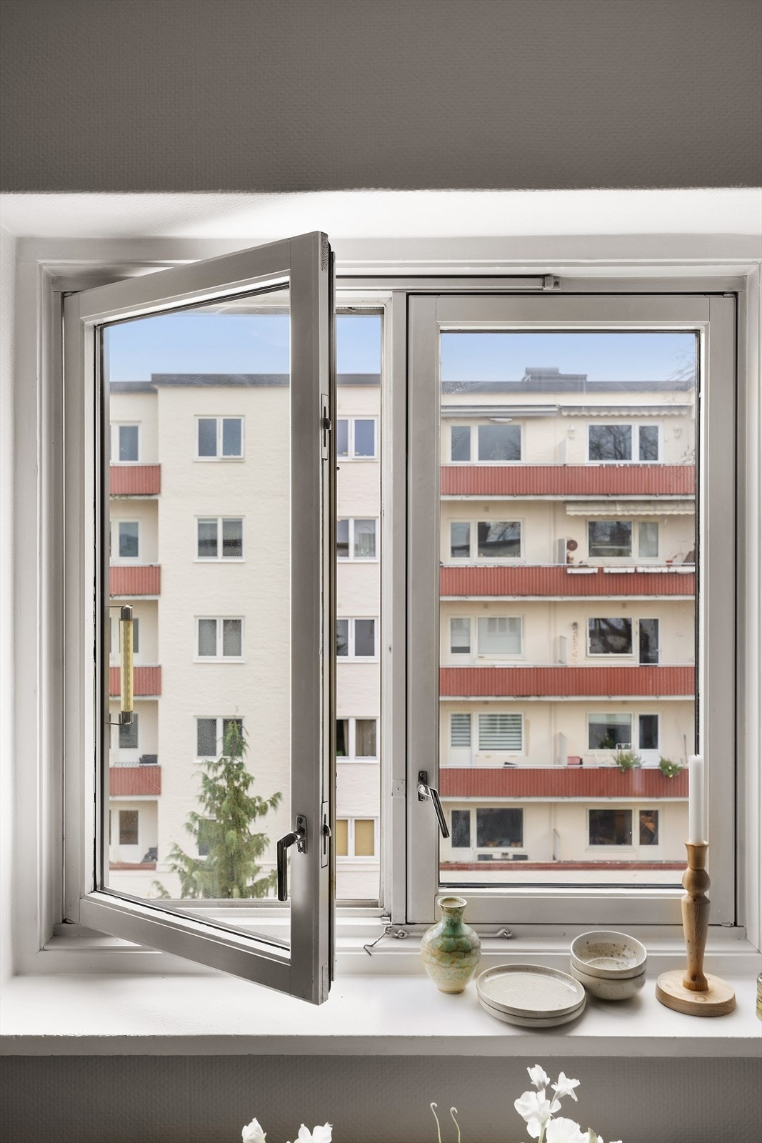 Flott vindu på kjøkkenet som bidrar til gode "arbeidsforhold" Galleribilde