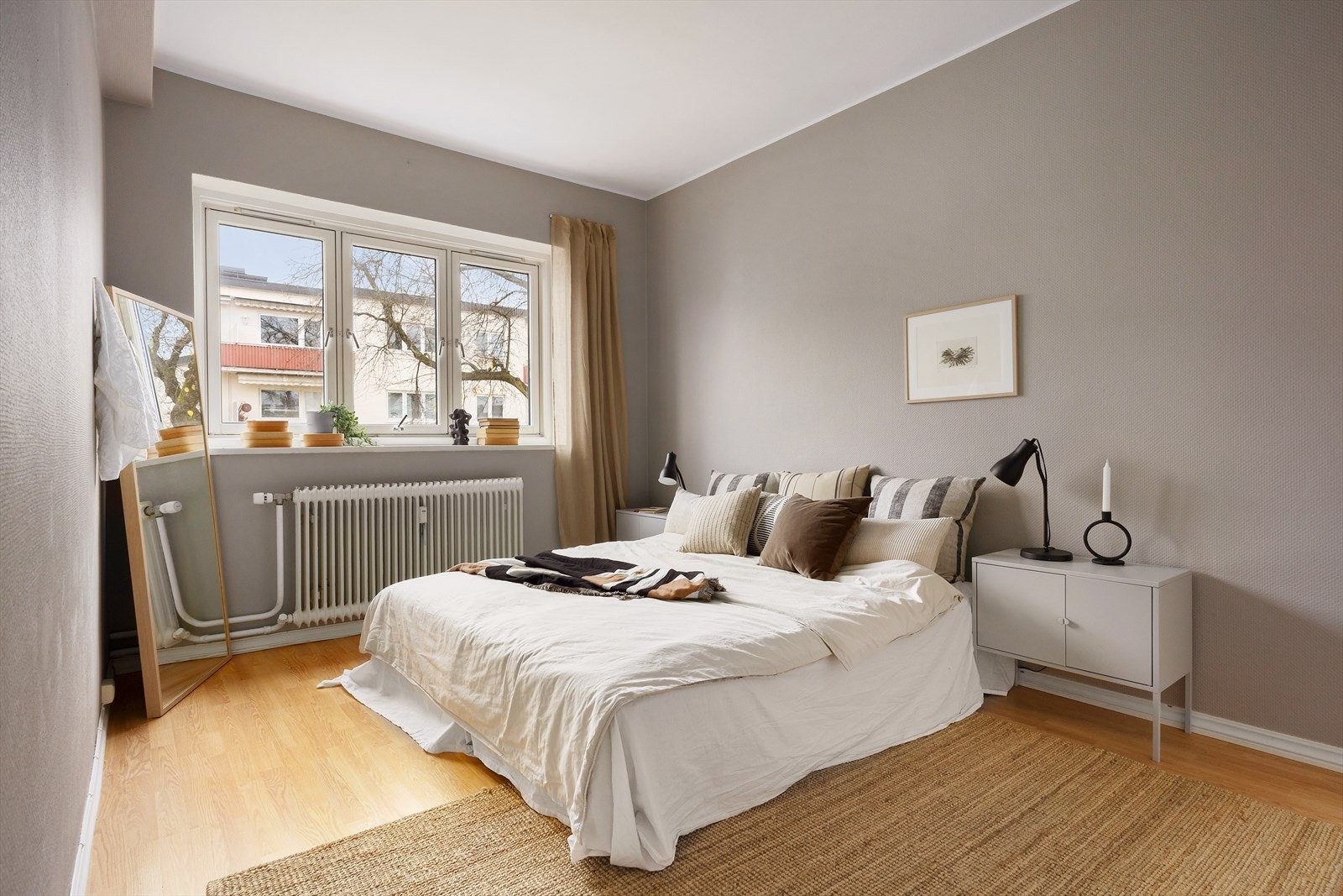 Soverommet er stort og malt i en lun beigefarge, som gir en god atmosfære til rommet Galleribilde