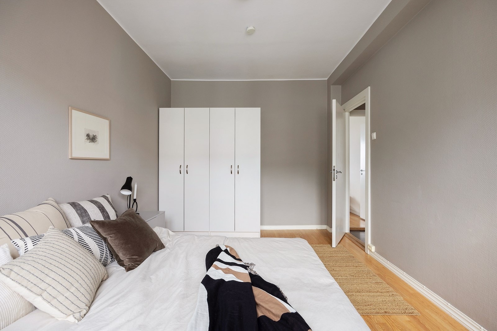 Det er god plass for dobbeltseng med tilhørende nattbord på hver side og medfølgende garderobeskap Galleribilde