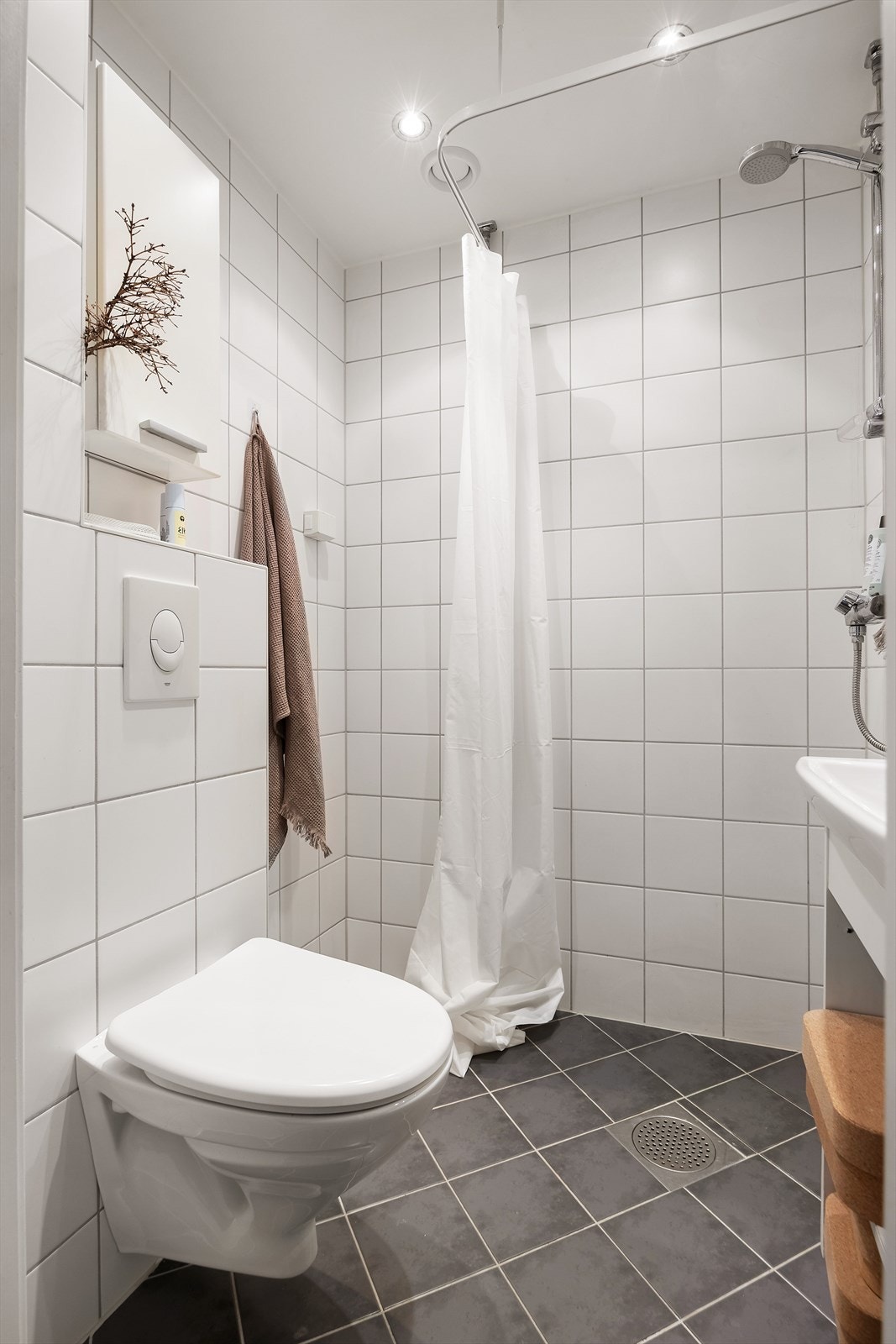 Badet er innredet med lyse fliser på vegger og gulv, samt elektriske varmekabler i gulv Galleribilde