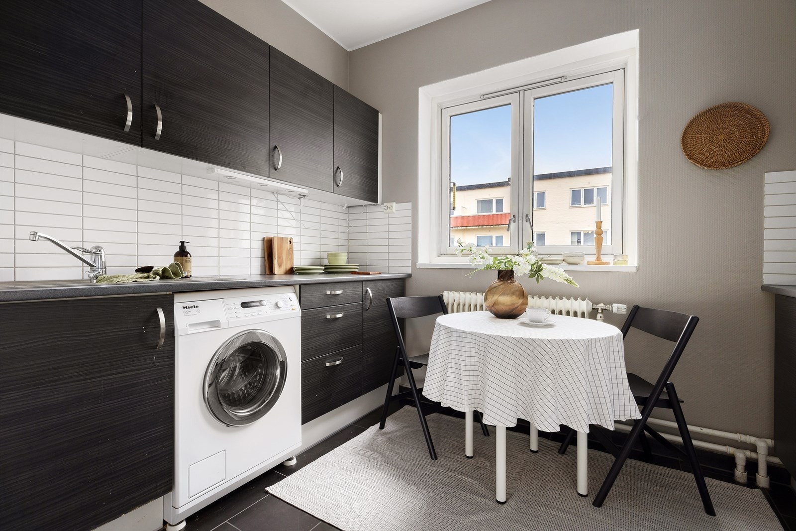 Det er separat kjøkkenrom med god spiseplass under vinduet Galleribilde