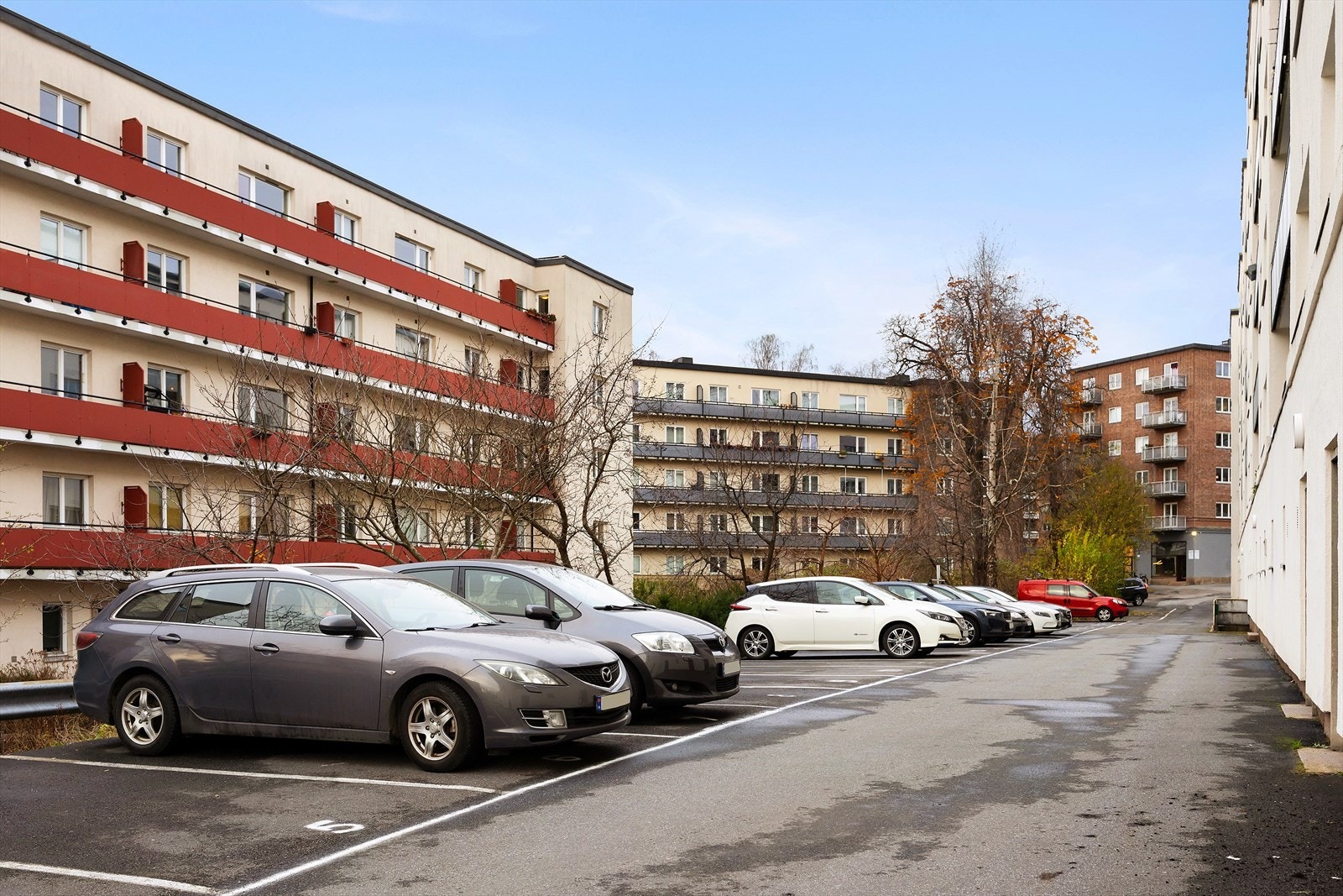 Sameiet disponerer 40 parkeringsplasser for utleie til beboerne i sameiet. Parkeringsplassene 38, 39 og 40 gjesteplasser. Parkering leies direkte av P-service. Galleribilde