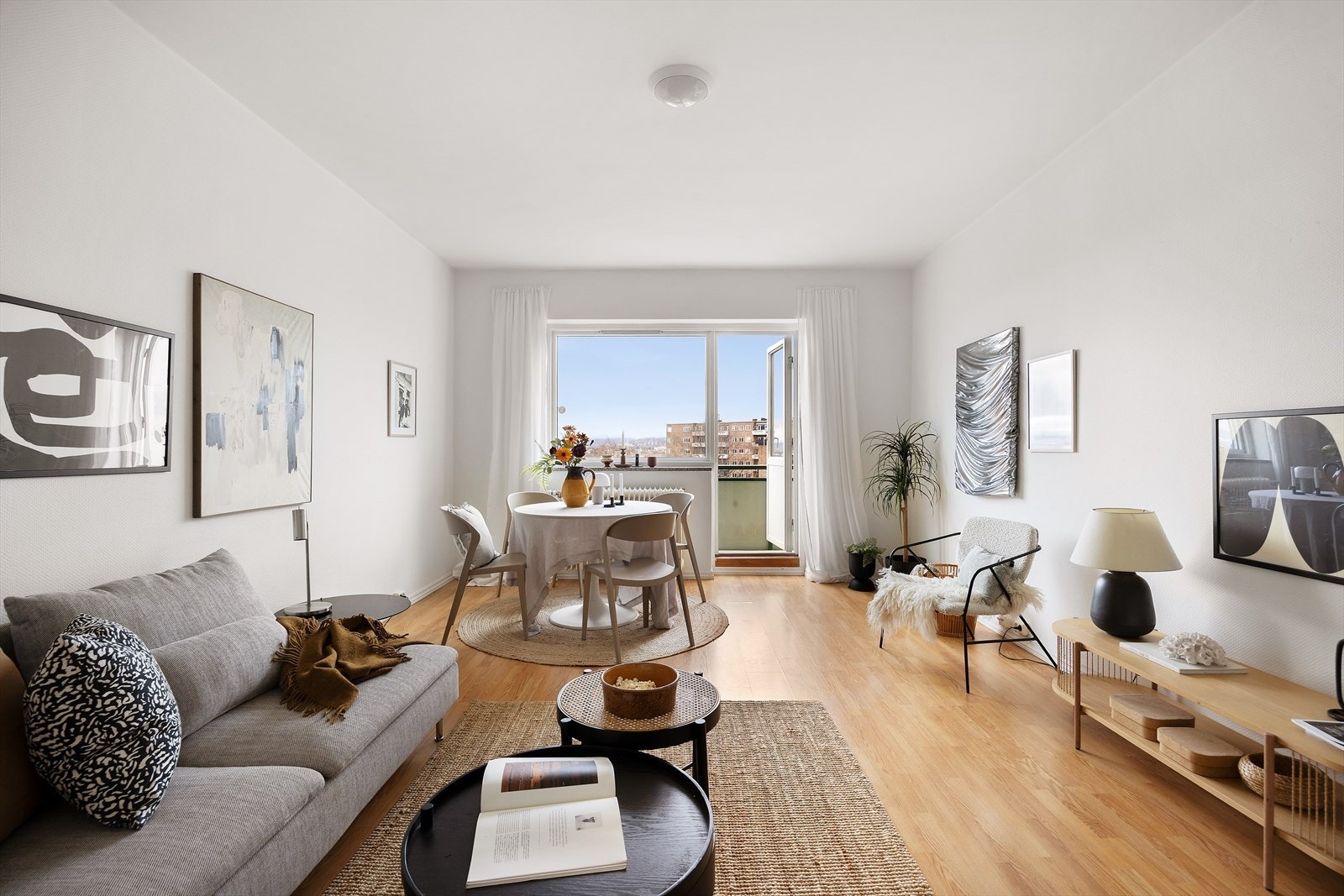 En lys 2(3)-roms topp- og hjørneleilighet med meget god planløsning og herlig balkong Galleribilde