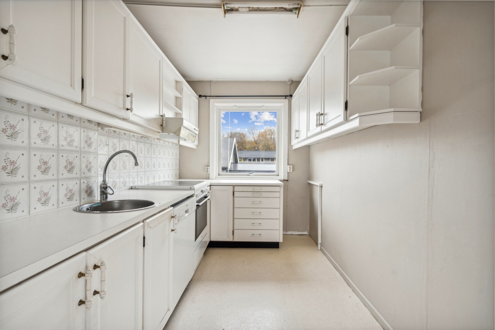 Eldre fungerende kjøkken med behov for oppgraderinger Galleribilde