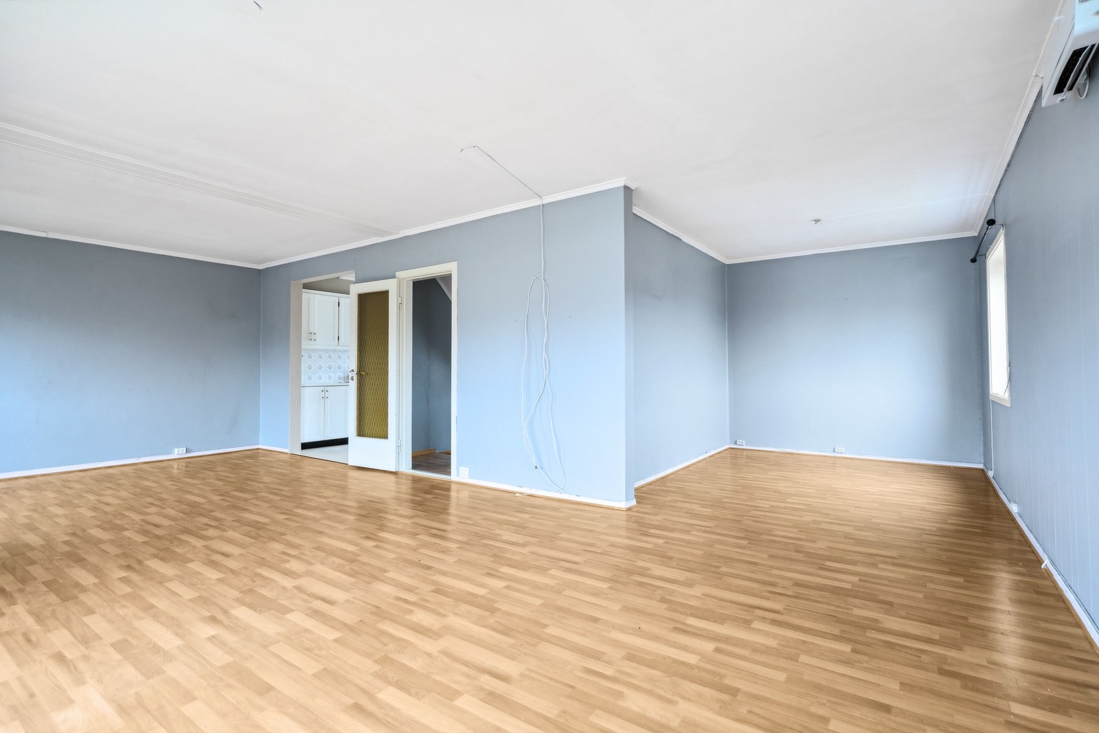 Romslig stue med mange muligheter for møblering Galleribilde