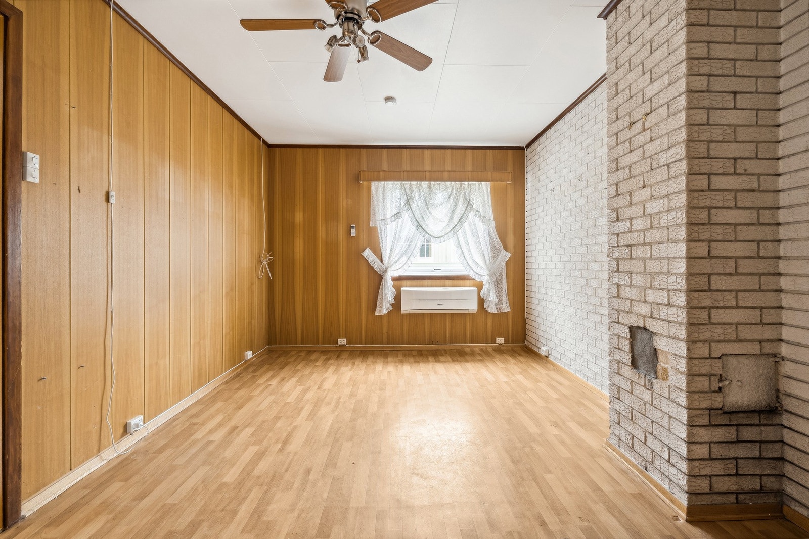 I stuen er det montert varmepumpe som varmekilde - Pipe har fyringsforbud, og må rehabiliteres før bruk Galleribilde