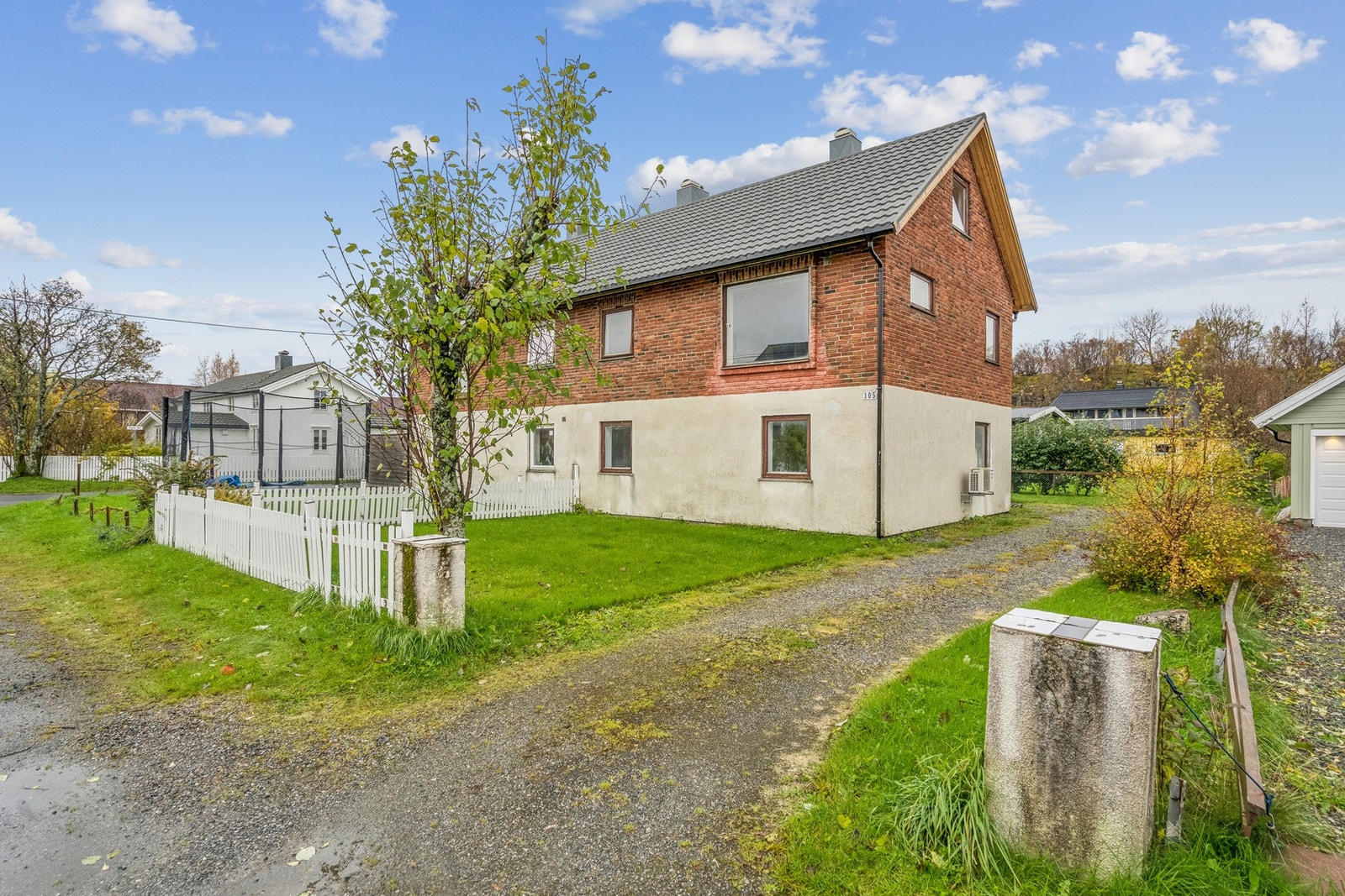 EiendomsMegler 1 presenterer Horvnesveien 105 - Vertikaldelt tomannsbolig med oppussingsbehov Galleribilde